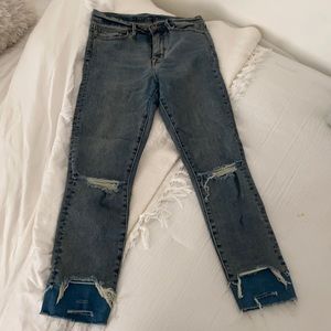 super cute and flattering denim jeans with rips💙